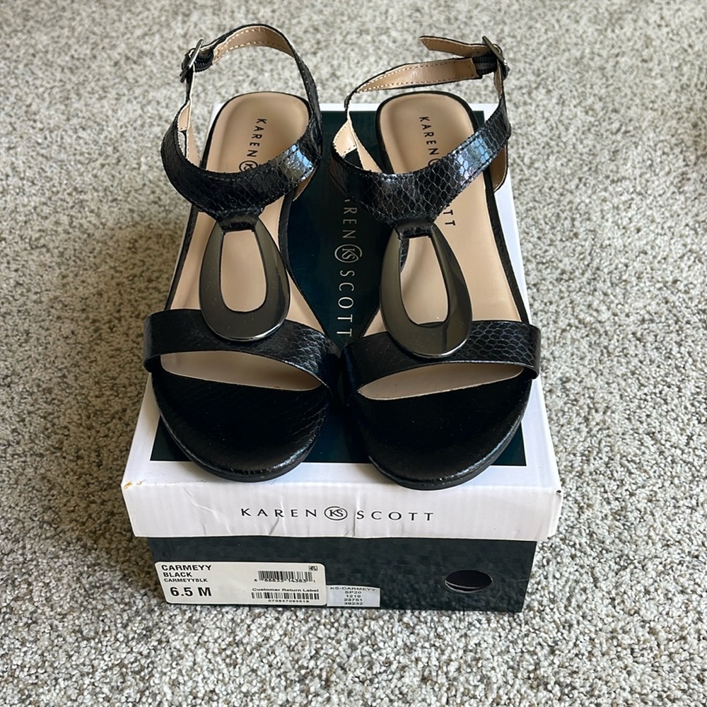 Karen Scott Carmeyy black sandal. Very low wedge heel